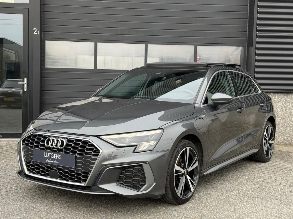Audi A3 Sportback 40 TFSI e S-line Pano Matrix ACC Carplay, Auto's, Stof, Gebruikt, Zwart, 4 cilinders