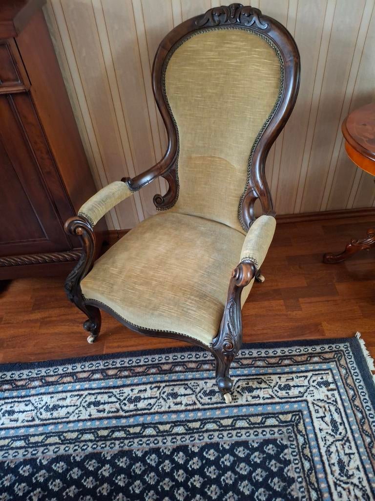 Antieke fauteuil met sierlijk houtsnijwerk, Ophalen