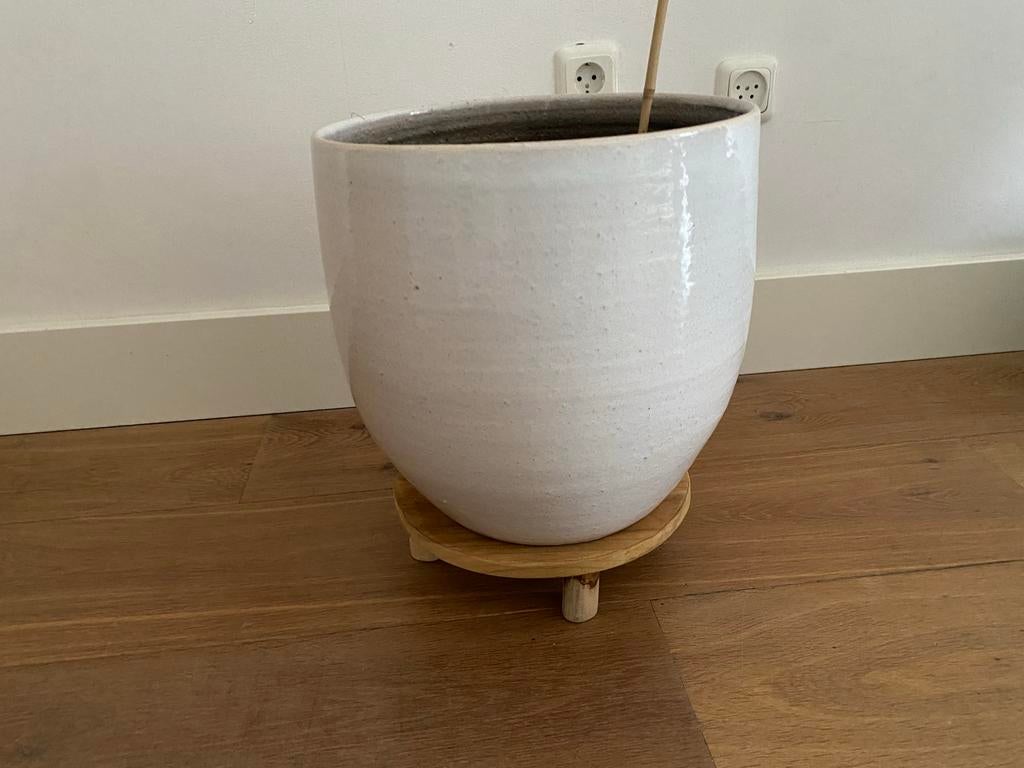 Witte bloempot met houten onderzetter, 25 tot 40 cm, Rond, Binnen, Ophalen of Verzenden