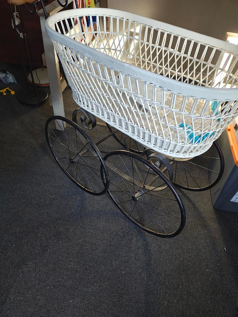 Klassieke wieg op hoge wielen, Ophalen, Wieg