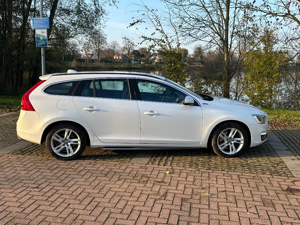Volvo V60 D6 215pk Plug-in Hybrid 2013 Wit, Auto's, Automaat, 1800 kg, Zwart, USB