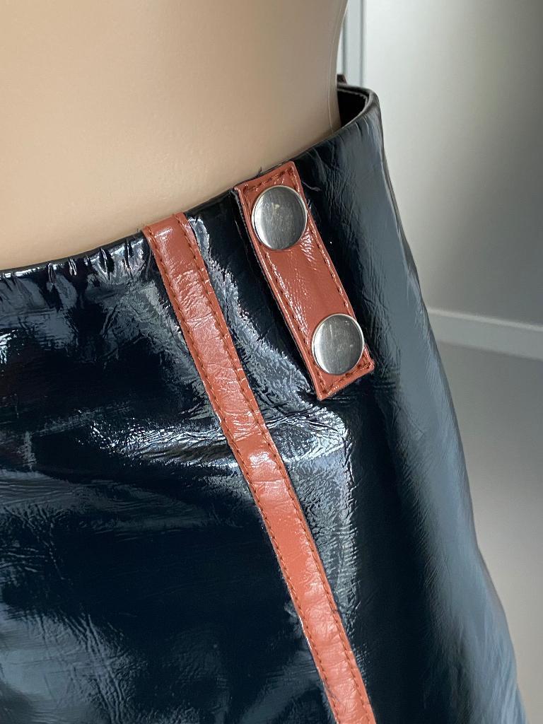 J601 Nikkie maat 34=XS nep lak-leren rok rokje zwart/bruin, Kleding | Dames, Zwart, Ophalen of Verzenden, Zo goed als nieuw, Nikkie