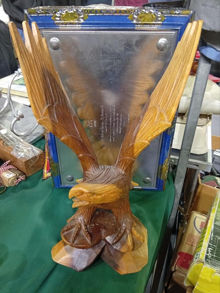 Handgesneden houten adelaar sculptuur uit Duitsland, Ophalen of Verzenden, Handgemaakt, 20 - 50 cm, Beeld