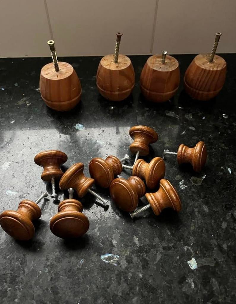 Knoppen en 4 bolpoten voor laden kast, Ophalen of Verzenden