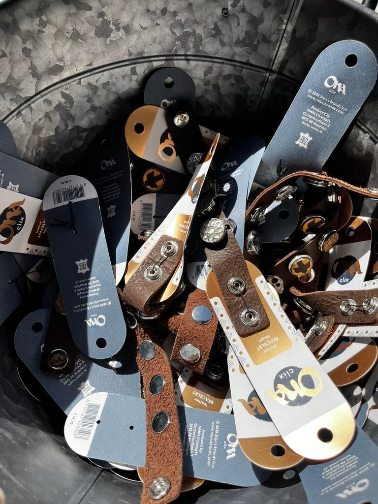 Ona armbanden met knopen heel veel, Ophalen, Zo goed als nieuw, Overige kleuren