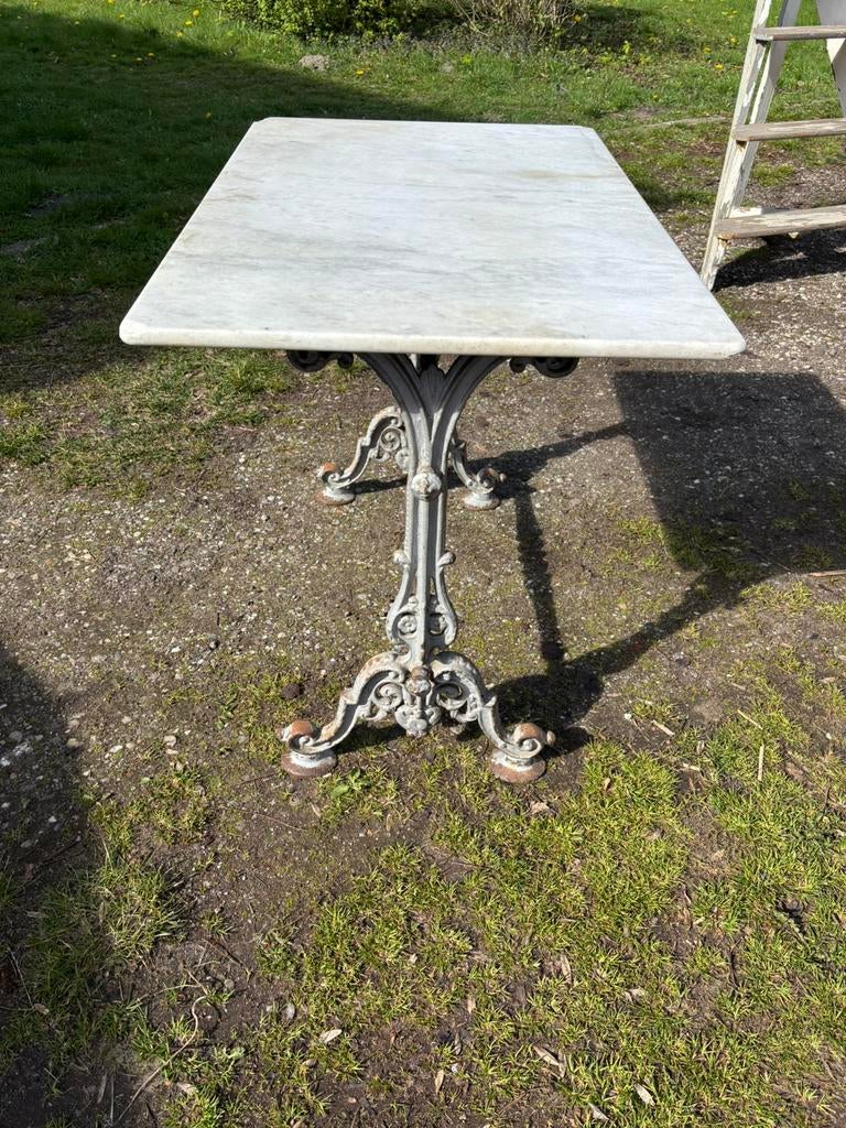 Antieke bistro tafel met marmer blad en gietijzeren poten, Ophalen of Verzenden