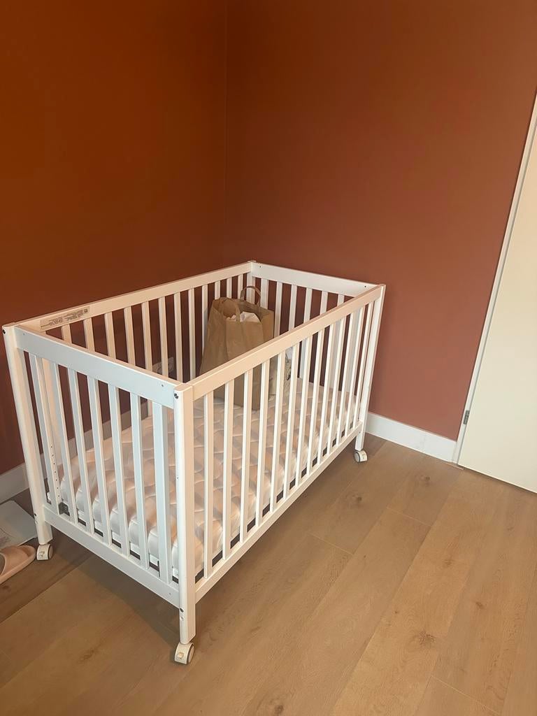 Verstelbaar Kinderbedje met Matras en Wieltjes, Ophalen, Gebruikt, Minder dan 140 cm, Matras