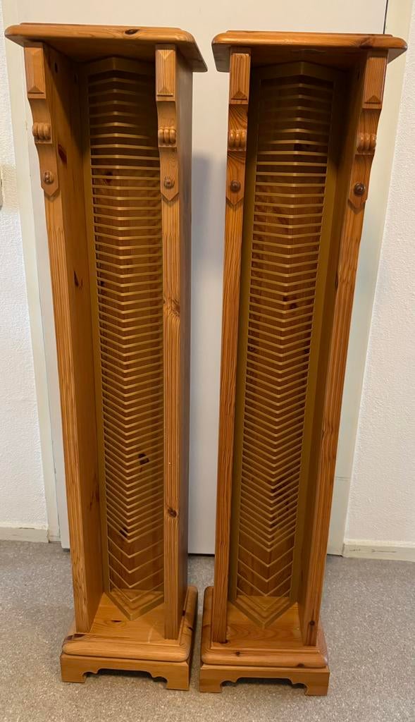 2 massief grenen CD zuilen, Huis en Inrichting, Woonaccessoires | Cd- en Dvd-rekken, Gebruikt, Cd's, 25 tot 75 discs, Hout, Ophalen