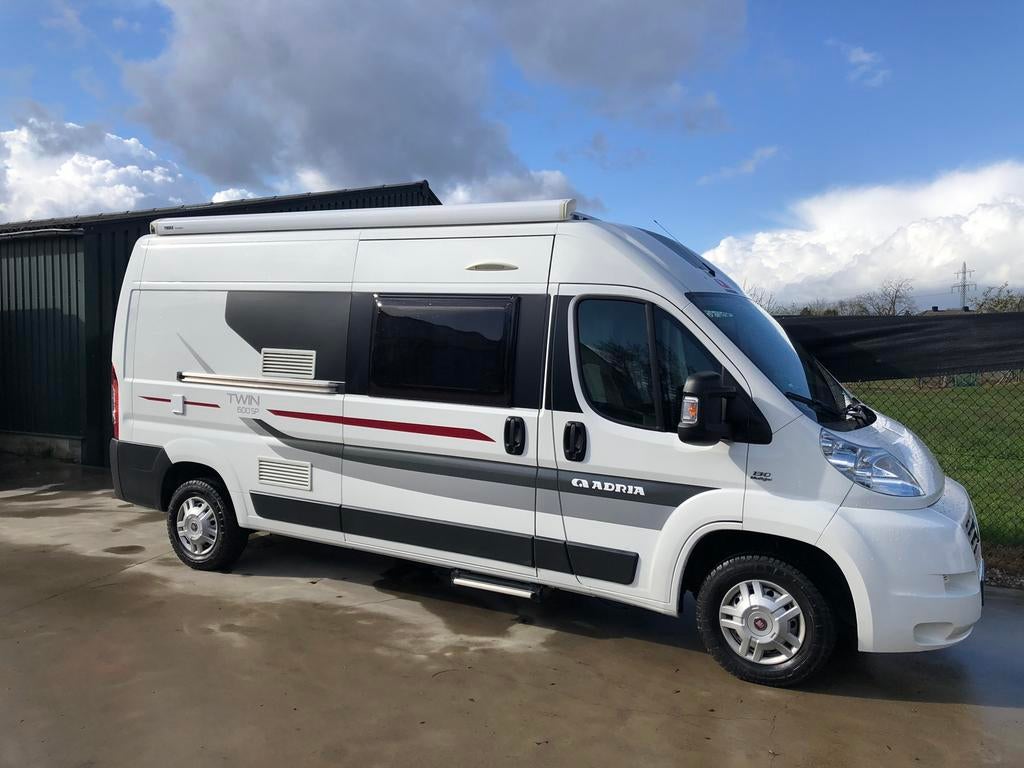 NIEUWSTAAT Buscamper Adria Twin 600SP 86.000km 5.99 kort, Caravans en Kamperen, Buscamper of Camperbus, Tot en met 2, Particulier