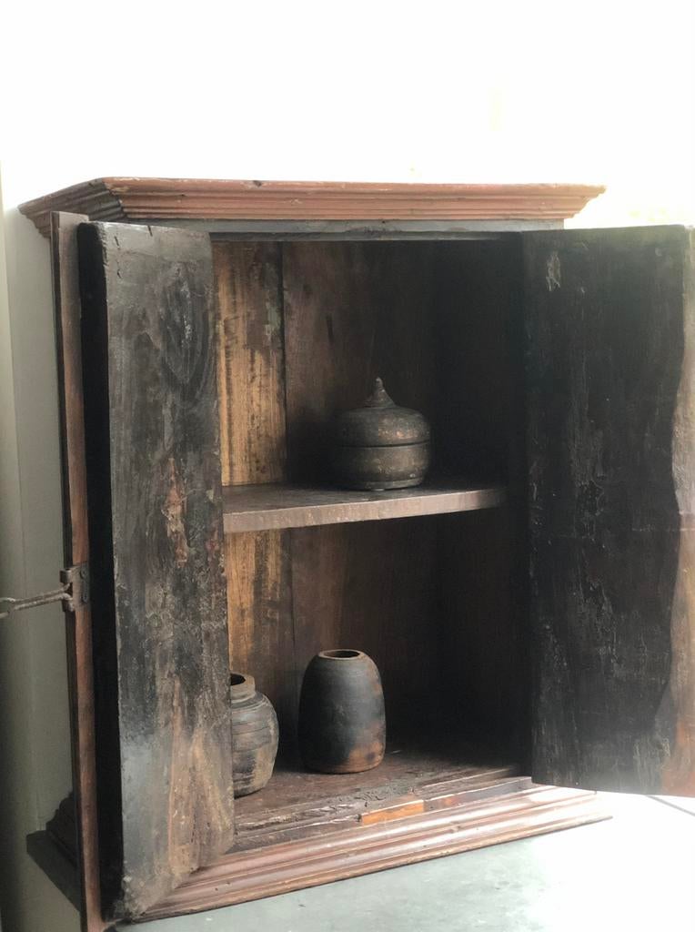 Klein oud oosters sober kastje India sleets imperfect, Ophalen