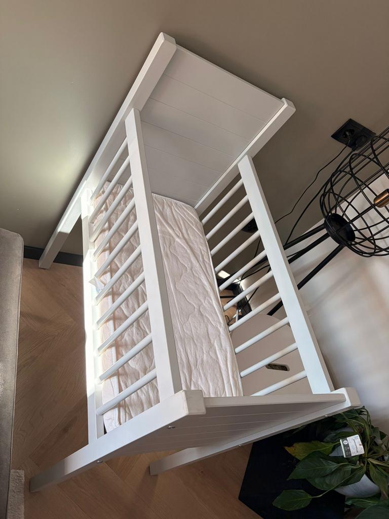 Kidsmill Noa Wieg lichtgrijs, Kinderen en Baby's, Babywiegjes en Ledikanten, Ophalen, Zo goed als nieuw, Wieg