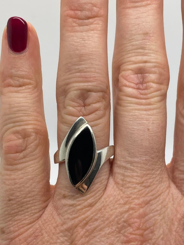 D428 Prachtige zilveren onyx ring maat 18, 18 tot 19, Ophalen of Verzenden, X, Dame