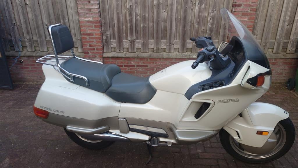 Honda PC800 Pacific Coast, Motoren, Cardan-aandrijving, 2 cilinders, Motorrijbewijs A, Particulier