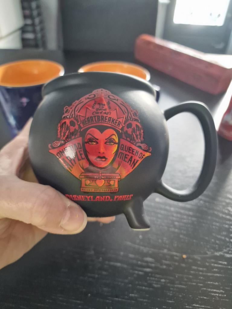 Disney mok Disneyland Parijs - Queen of Mean, Verzamelen, Disney, Nieuw, Servies, Sneeuwwitje of Doornroosje, Ophalen of Verzenden