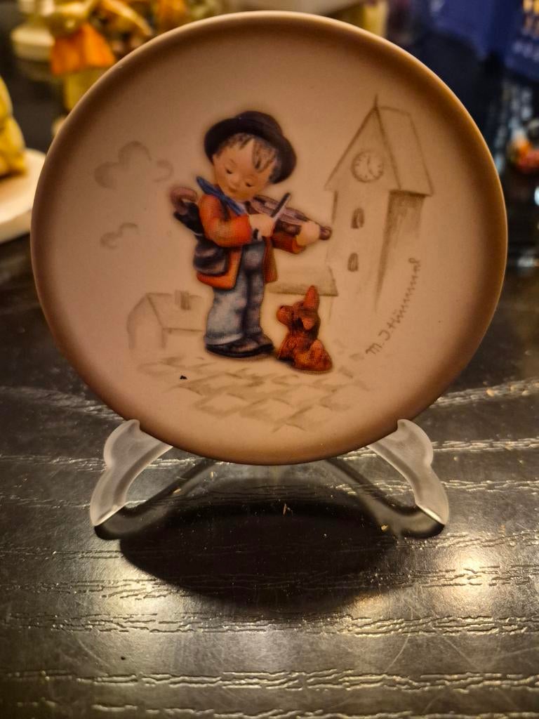 M.J. Hummel 70th Anniversary Geiglein met Hond bordje, Antiek en Kunst, Ophalen of Verzenden