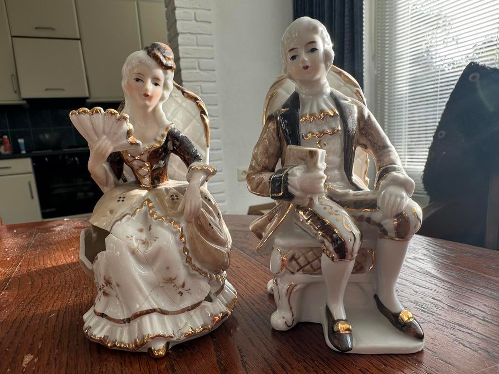 Twee vintage deftige beeldjes in Rococo stijl van porselein, Ophalen of Verzenden, Zo goed als nieuw, Mens