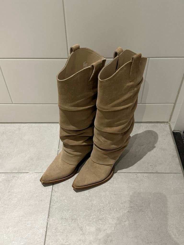 Beige suède cowboylaarzen - Maat 38, Ophalen of Verzenden, Zo goed als nieuw, Beige, Hoge laarzen