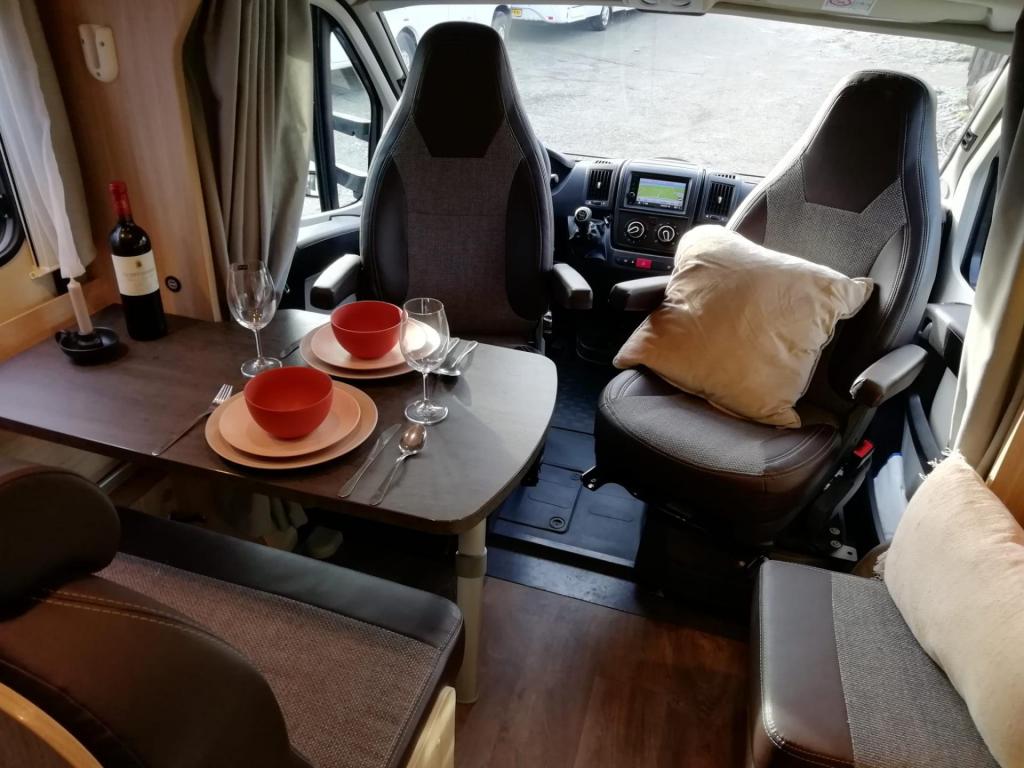 Leuke Sunlight T69 S van 699 cm lang met groot zonnepaneel, Niet ingevuld, Sunlight, Ringverwarming, Treinzit