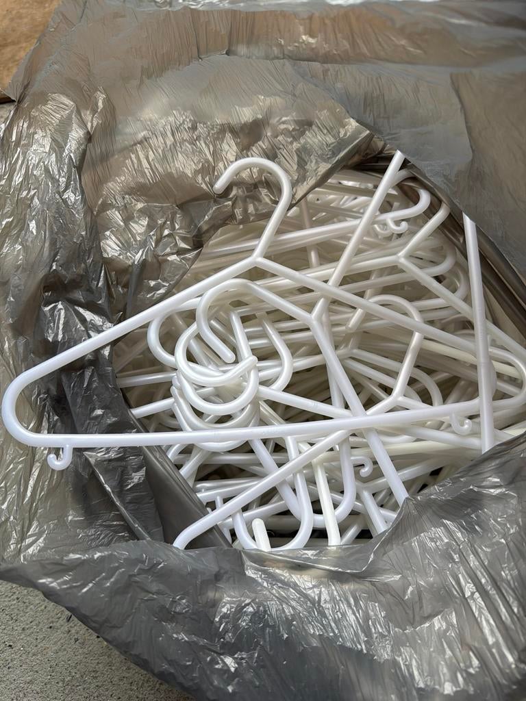 110 Witte Kinderhangers - Mooi en Netjes, Ophalen of Verzenden, Gebruikt, Kunststof, Kinderen