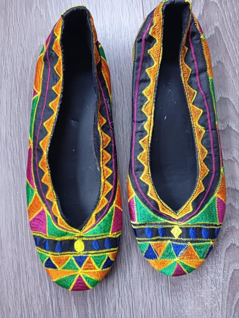 Kleurrijk geborduurde ballerina's mt 36, Ballerina's, Ophalen of Verzenden, Onbekend, Zo goed als nieuw