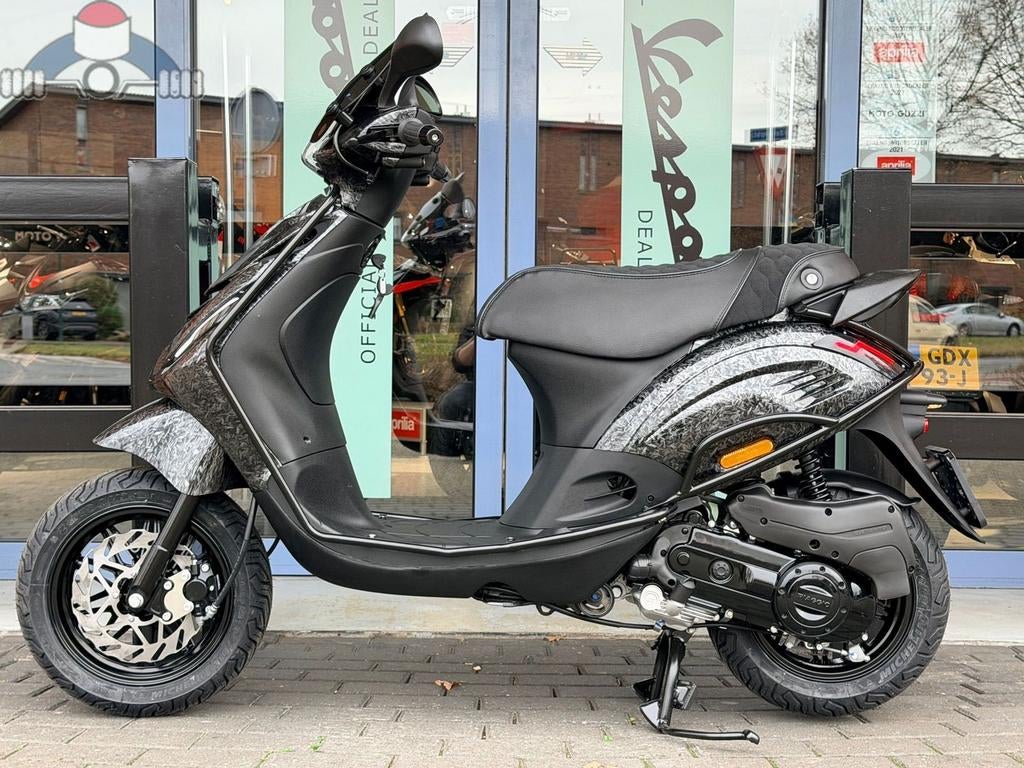 Nieuwe Piaggio Zip Forged Carbon,Alpha Matrix Led, Akrapovic, Fietsen en Brommers, Scooters | Piaggio, Ophalen, Maximaal 45 km/u