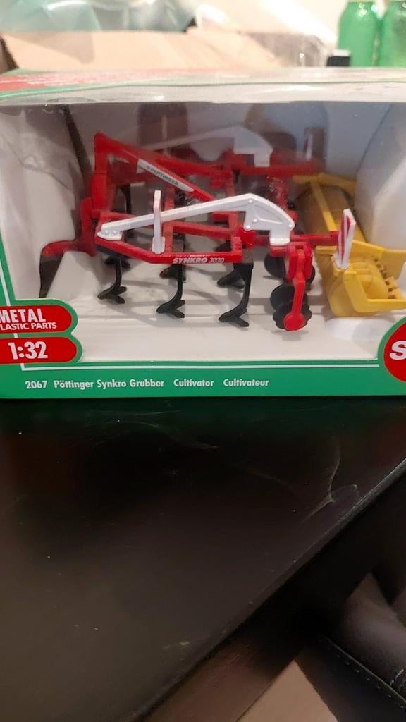 Miniatuur Siku 1:32 Pöttinger Synkro Grubbler, Hobby en Vrije tijd, Modelauto's | 1:32, Ophalen of Verzenden