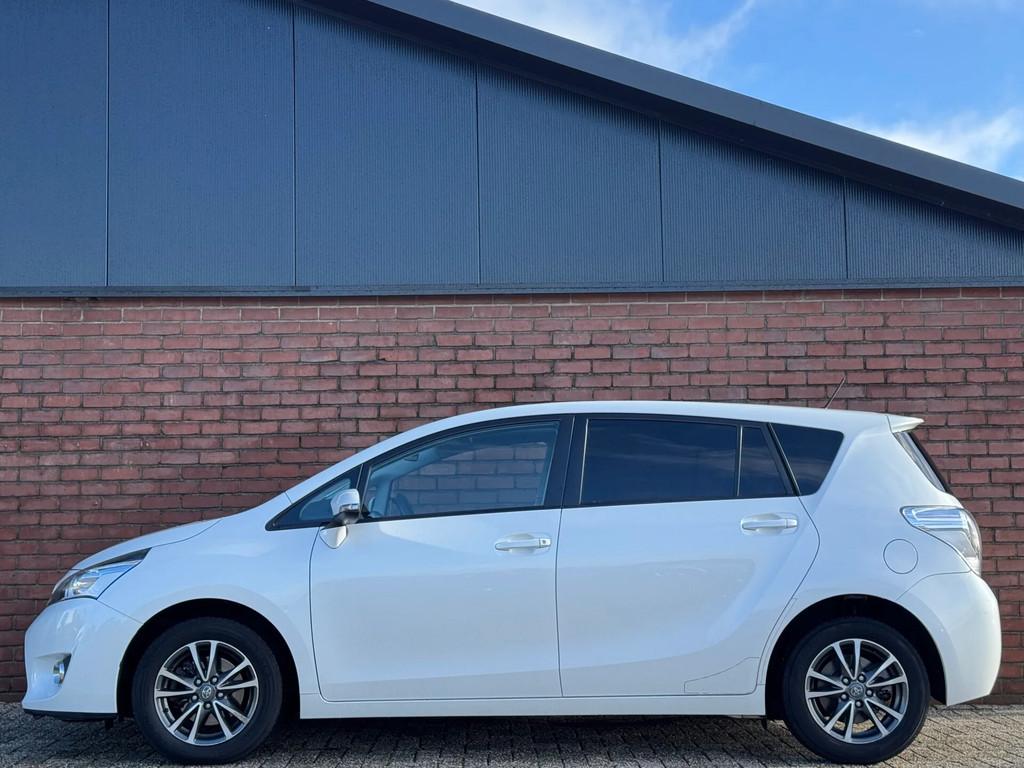 Toyota Verso 1.6 VVT-I BUSINESS | NAVI! | CAMERA! | TREKHAAK, Auto's, Voorwielaandrijving, Euro 5, Gebruikt, Zwart