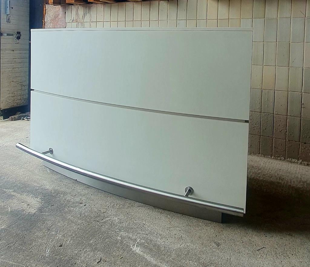 Moderne witte balie met aluminium plint en RVS buis, Zakelijke goederen, Kantoor en Winkelinrichting | Kantoormeubilair en Inrichting