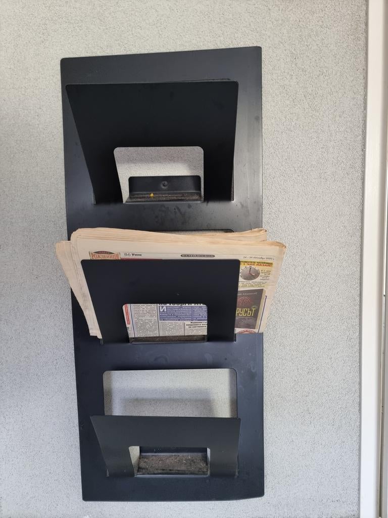 Zwarte muur folder holder, Huis en Inrichting, Woonaccessoires | Krantenbakken en Lectuurbakken, Ophalen of Verzenden