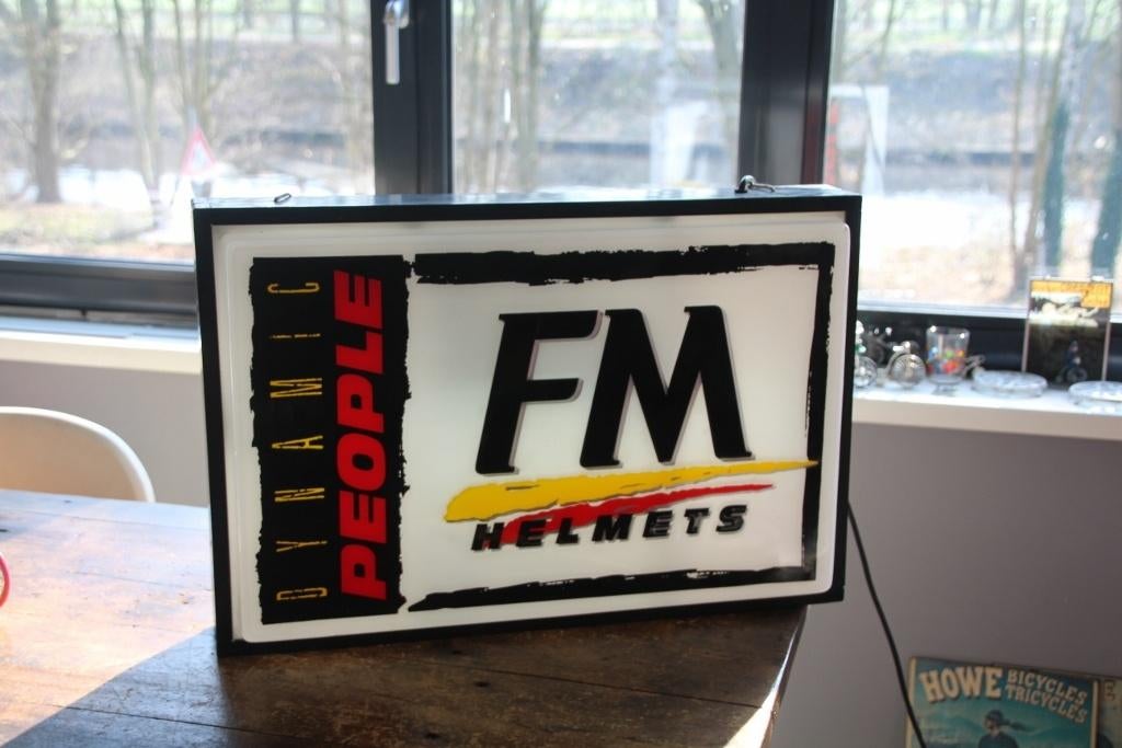 FM Helmets 'vintage'' lichtbak / lichtreclame helmen motor, Ophalen, Lichtbak of (neon) lamp, !!, OPL