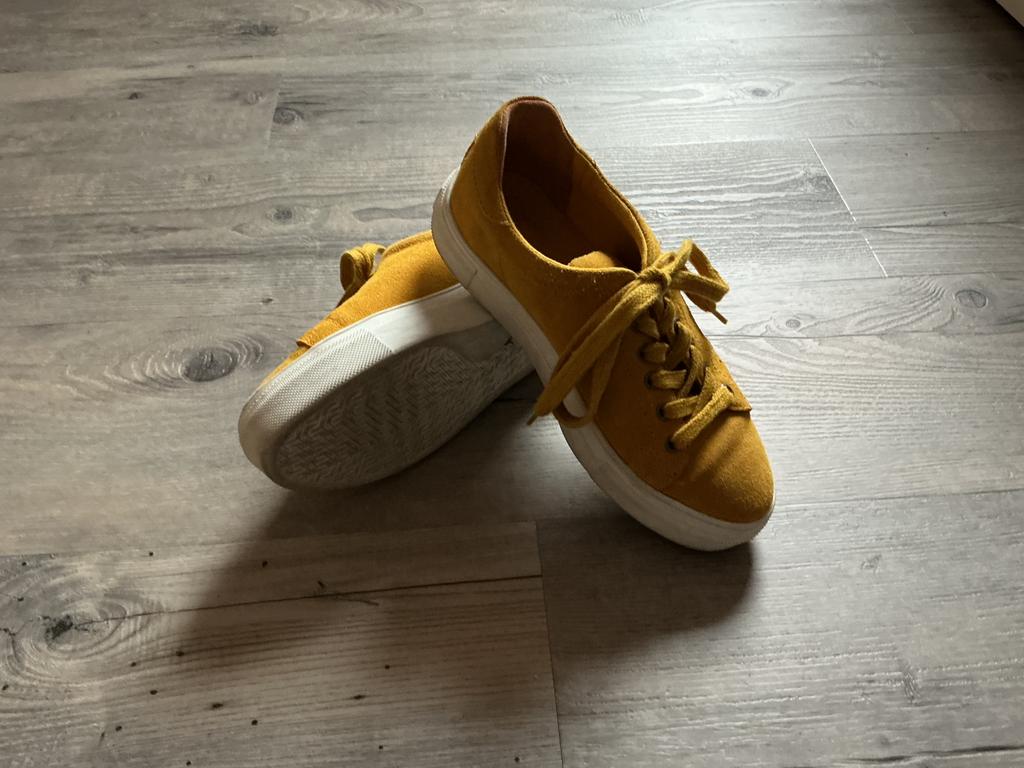 Sneakers mt 37, Geel, Ophalen of Verzenden, Sneakers of Gympen, Zo goed als nieuw