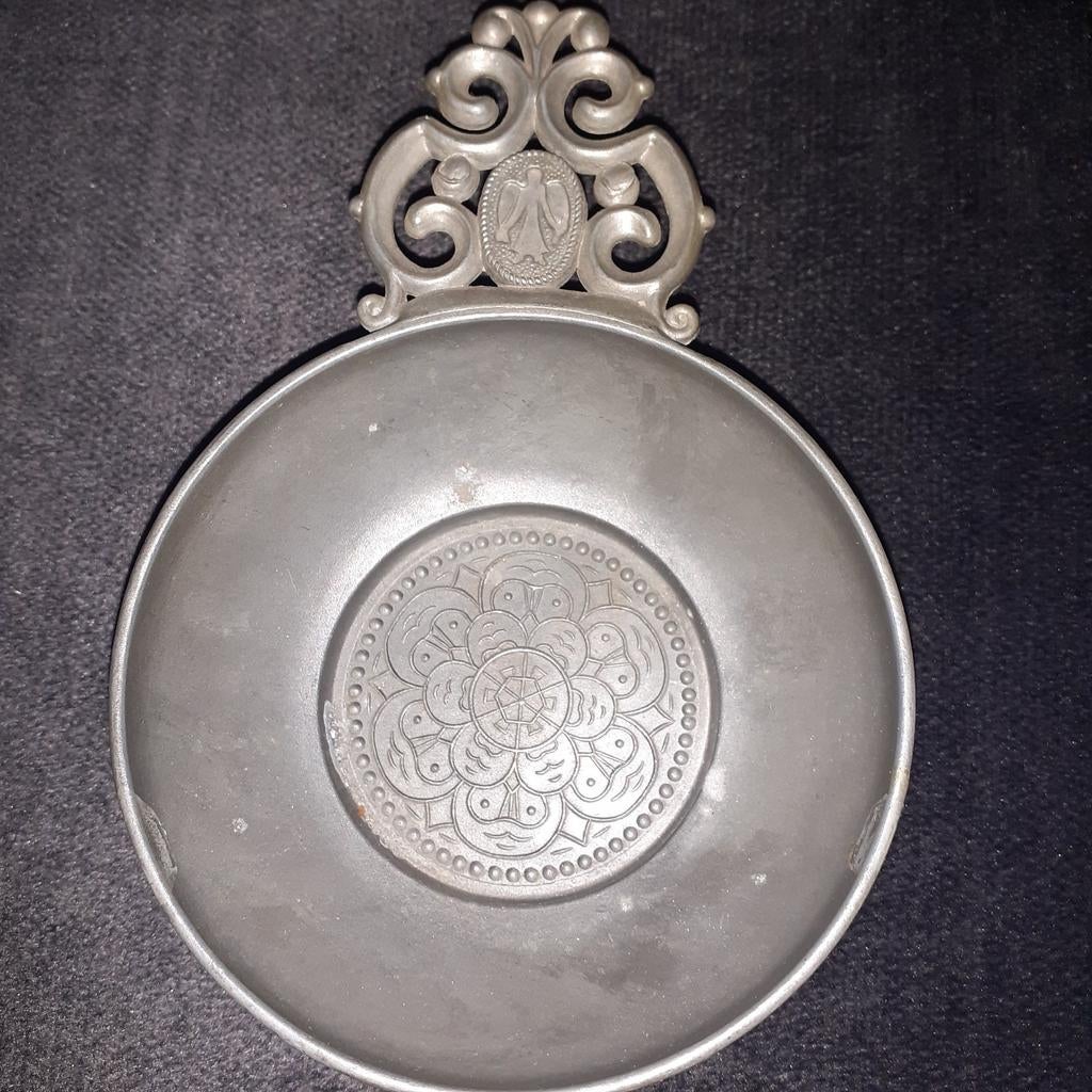 Antieke tinnen schaal met engel en bloemmotief, Ophalen of Verzenden