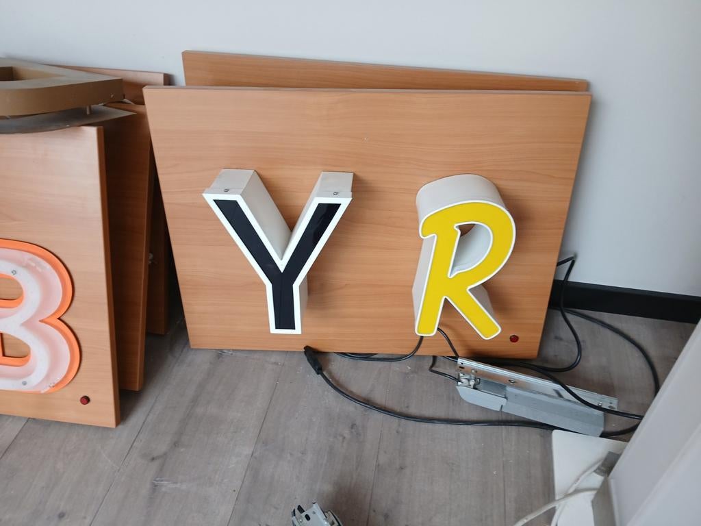 Letter y en r lichtbak, Ophalen