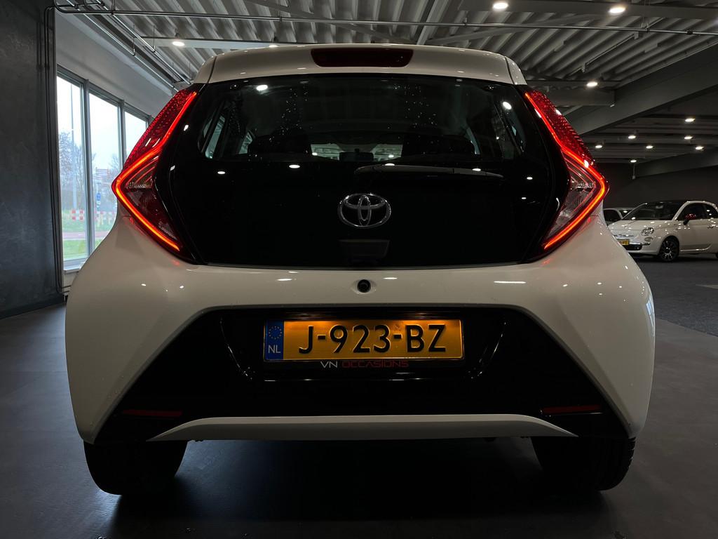 Toyota Aygo 1.0 VVT-i x-play 5 DEURS CAMERA LED NAP, Voorwielaandrijving, Gebruikt, 4 stoelen, Wit