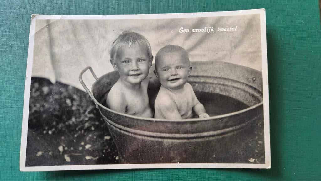 Fotokaart 1936 " een vroolijk tweetal " in een zinken teil, Gebruikt, Foto, Ophalen of Verzenden, Voor 1940