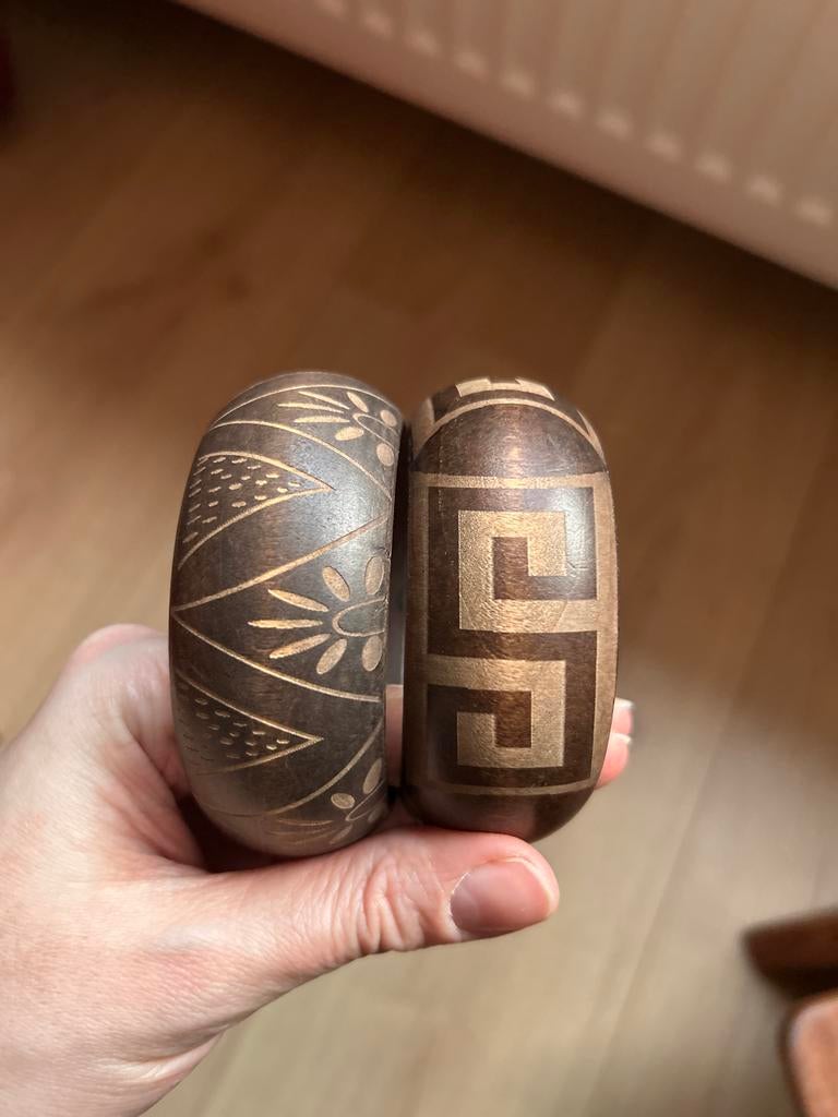 Twee Kostibas Hellas houten armbanden, Ophalen of Verzenden, Gebruikt, Bruin, Hout