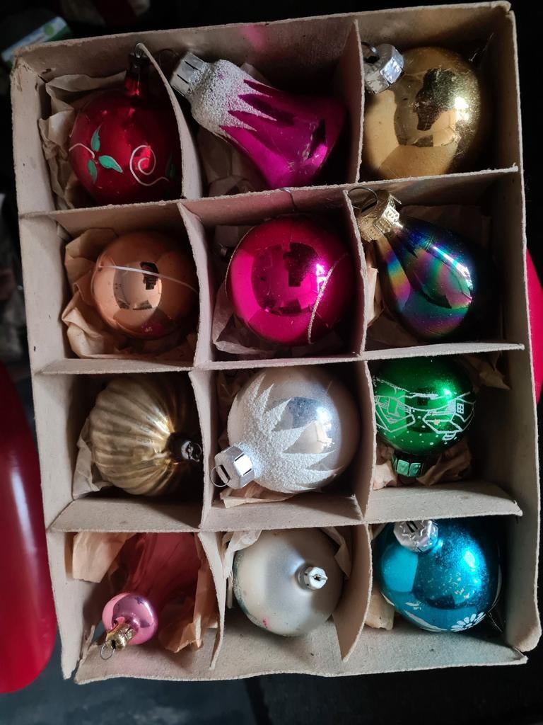 Oude kerstballen in doos, Diversen, Kerst, Ophalen