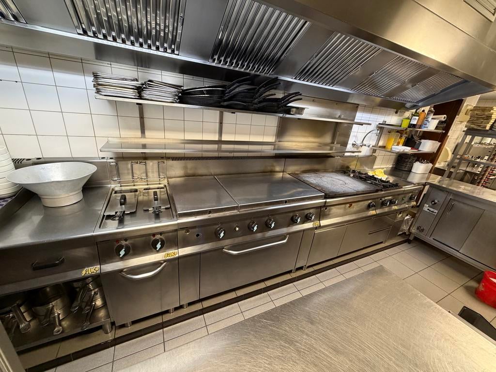 Professionele keuken met oven, fornuis, frituur en koeling, Ophalen, Gebruikt