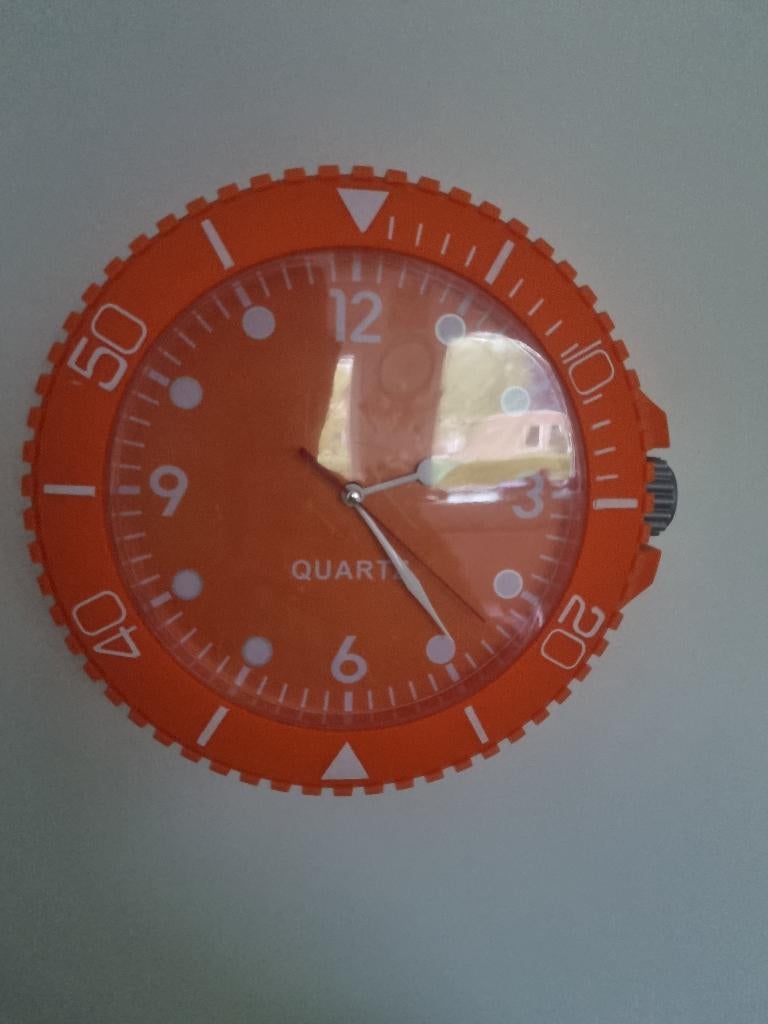 Een grote oranje wandklok, leuk voor op kinderkamer, Ophalen of Verzenden, Gebruikt, Wanddecoratie