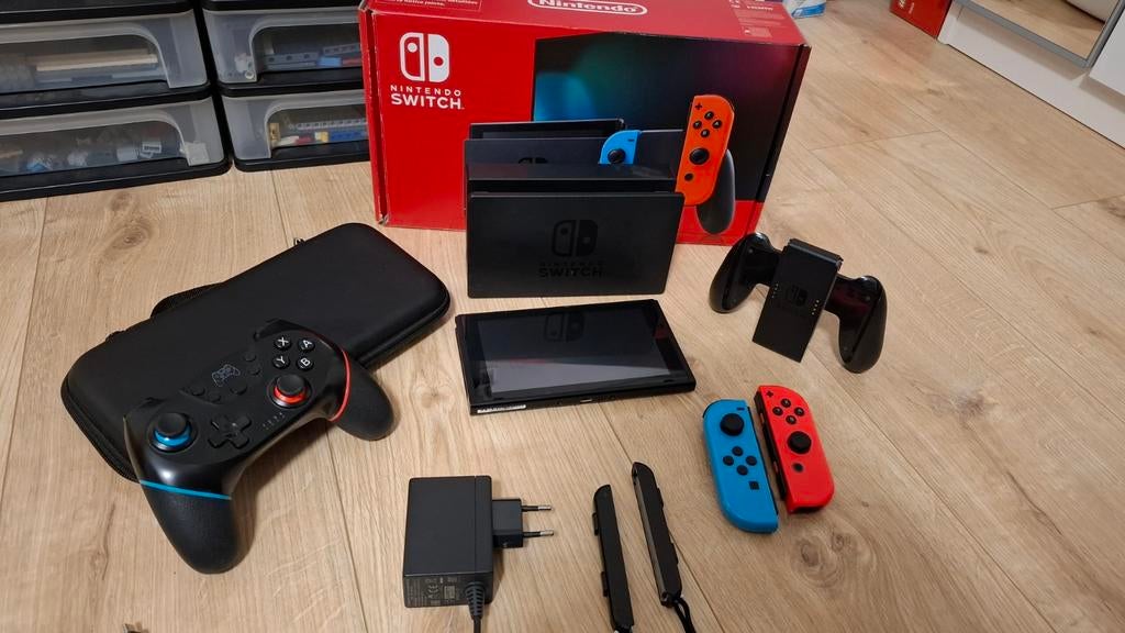 Nintendo switch, Ophalen of Verzenden, Zo goed als nieuw, Met 3 controllers of meer