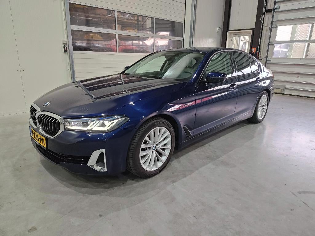 BMW 5-Serie 540i 333pk Aut 2020 Blauw, Auto's, BMW, Beige, 2000 kg, Blauw, Bedrijf