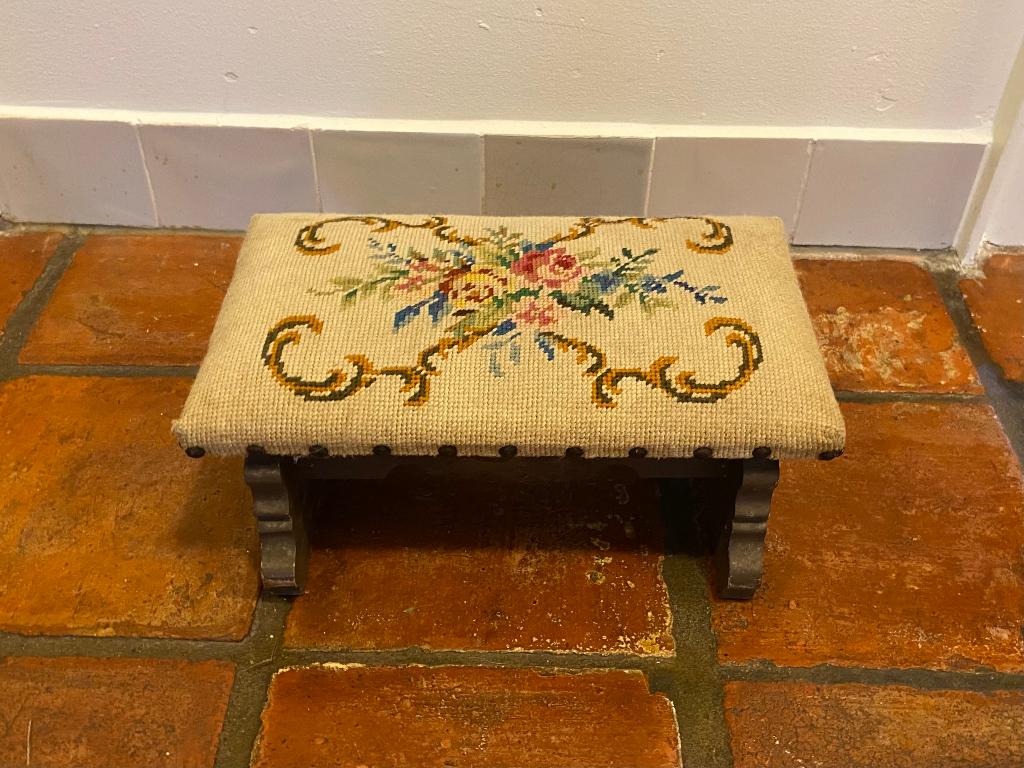 Brocante geborduurd voetenbankje met rozen *Nous deux*, Antiek en Kunst, Ophalen of Verzenden