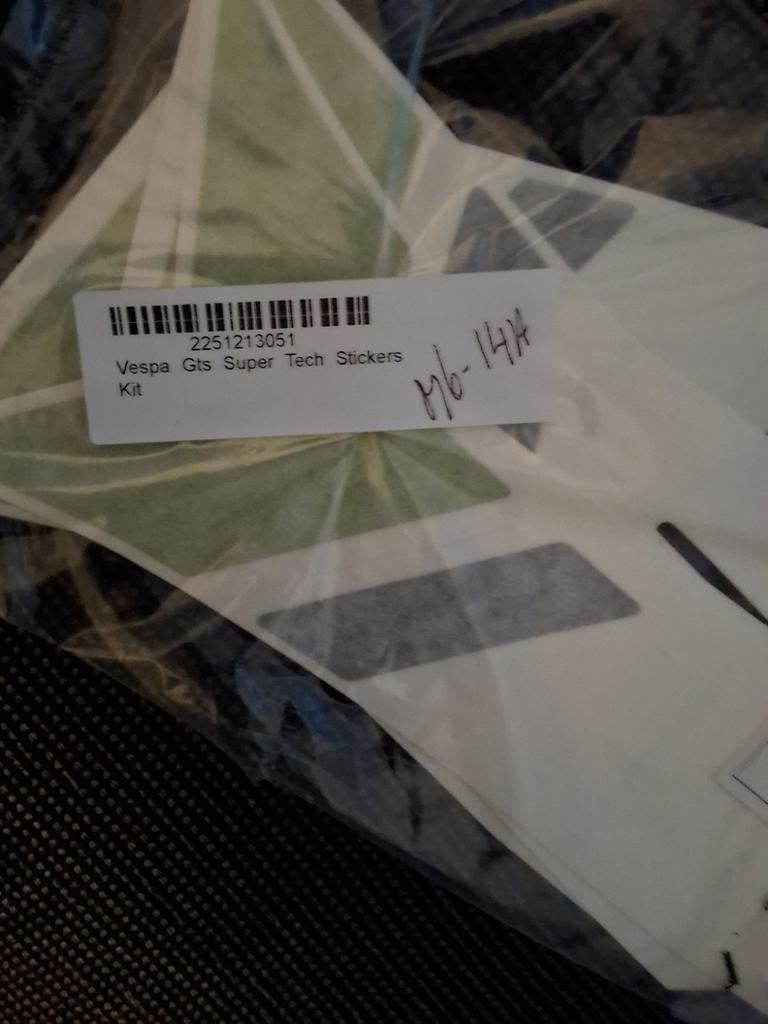 Vespa GTS Super Tech Stickers Kit - Nieuwstaat, Fietsen en Brommers, Brommers | Tuning en Styling, Zo goed als nieuw, Ophalen of Verzenden