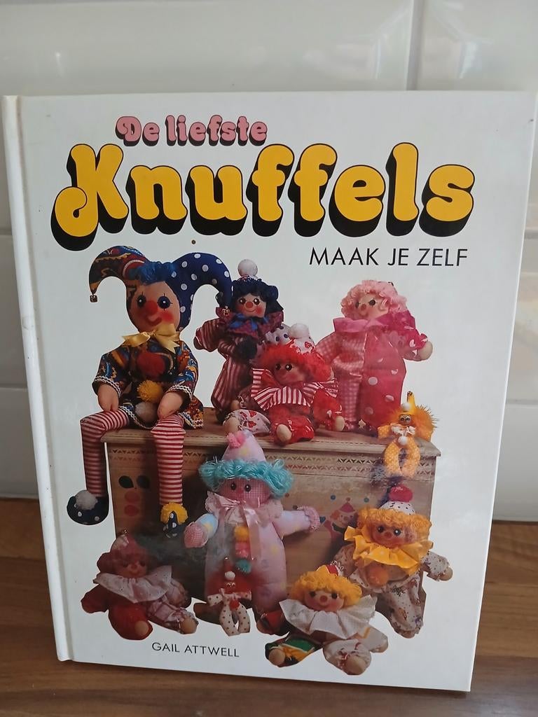 De Liefste Knuffels Maak Je Zelf - Handboek, Ophalen of Verzenden, Zo goed als nieuw, Poppen maken, Gail Attwell