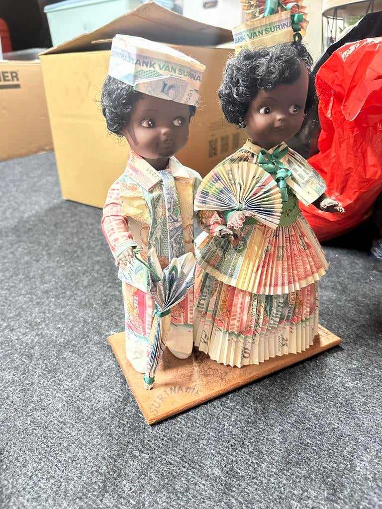 Surinaamse poppen gemaakt van geld, Ophalen of Verzenden, Gebruikt, Pop