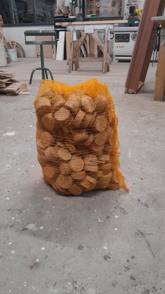 Zak 20 kilo geperste hardhouten briketten. Per zak 6 euro, Minder dan 3 m³, Ophalen