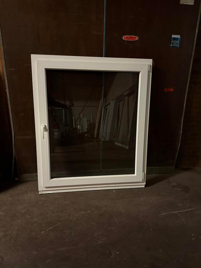 Draaikiep raam | wit | kunststof | 125cm b x 143cm h, Doe-het-zelf en Verbouw, Kozijnen en Schuifpuien, Zo goed als nieuw, Raamkozijn