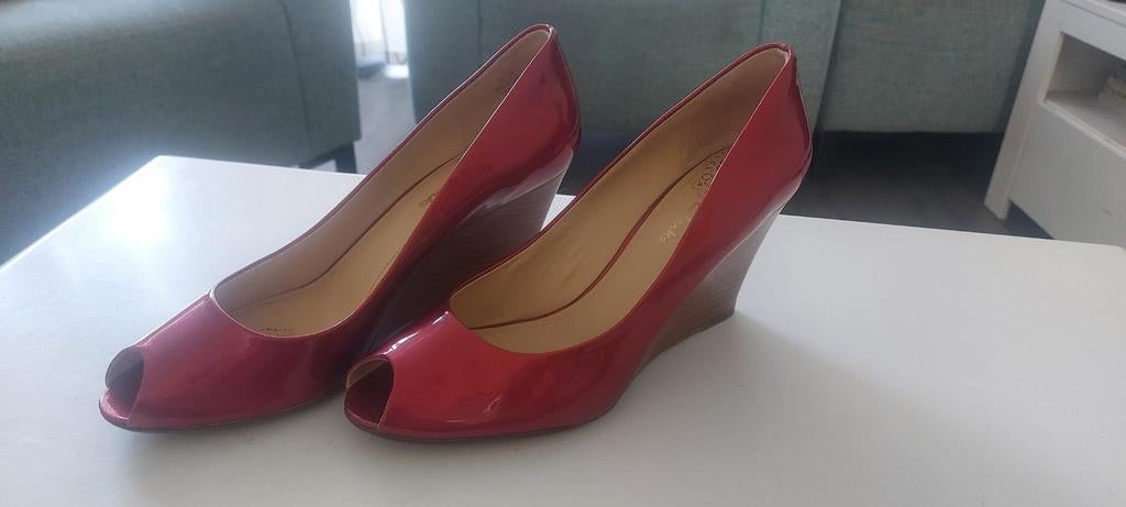 Clarks peep-toe pumps sleehak wedge rood rode lak 42 8, Ophalen of Verzenden, Clarks, Gedragen, Rood