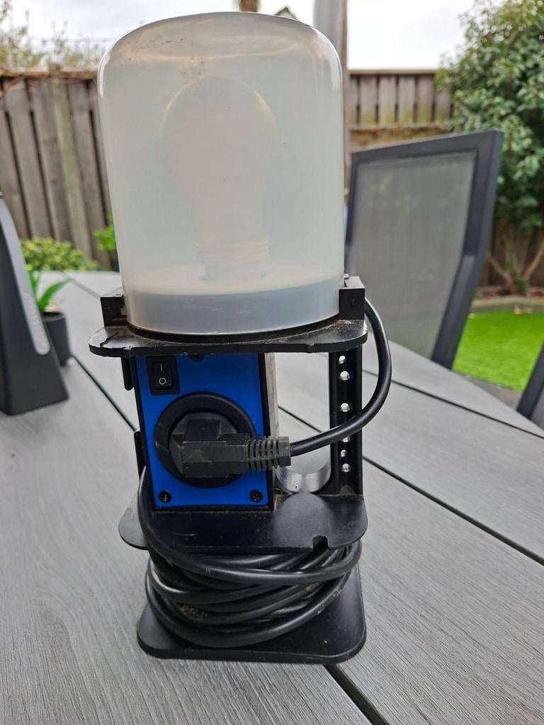 Lamp met stopcontact., Ophalen