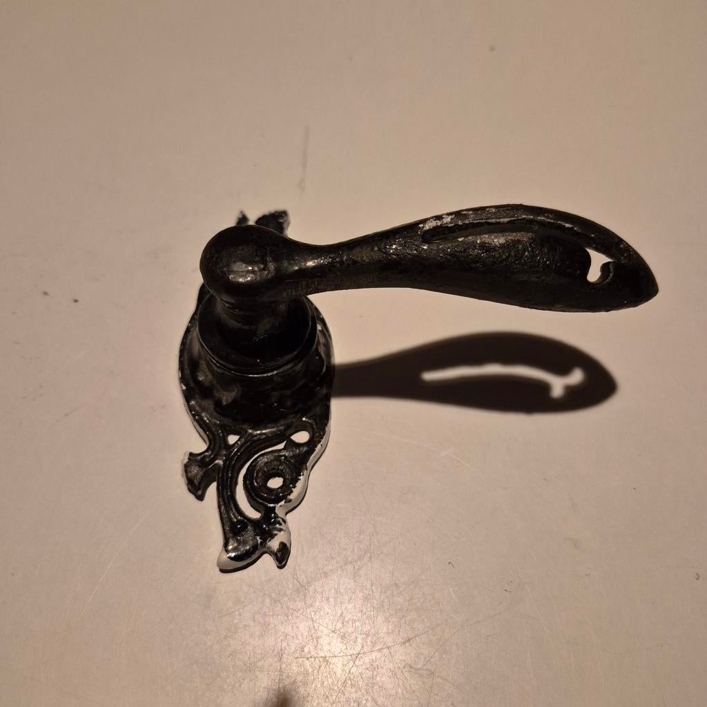 Set van 4 smeedijzeren deurbeslag klinken, Ophalen of Verzenden, Gebruikt, IJzer, Klink of Kruk